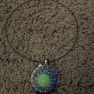 Statement necklace w bold pendant